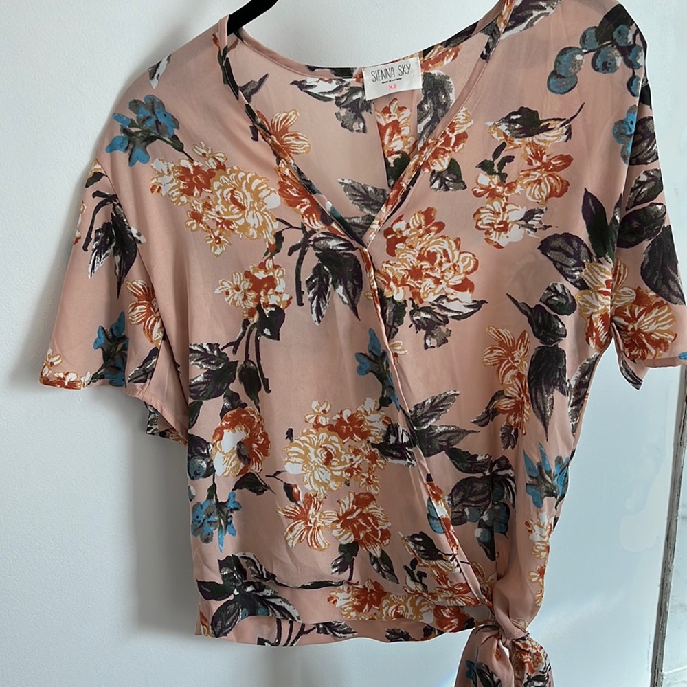 Sienna Sky XS Dusty pink floral blouse
